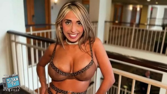 Luna Colombiana - Horny Hotel Goer Begs For My Cock In Spanish