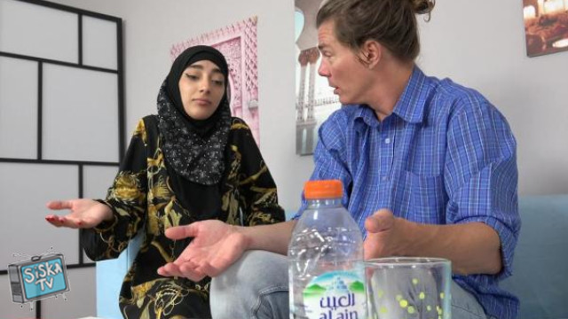 Lunita Galactica - Sexy Muslim babe spreads her legs instead of cooking lunch