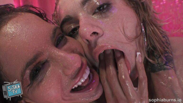 Sophia Burns, Jessy Pony - Bathroom Beauties