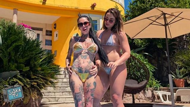 Megan Inky, Sophia Burns - Passionate Lesbian Fun