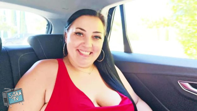 Julia - Julia, 31, is the center of attention for two guys!