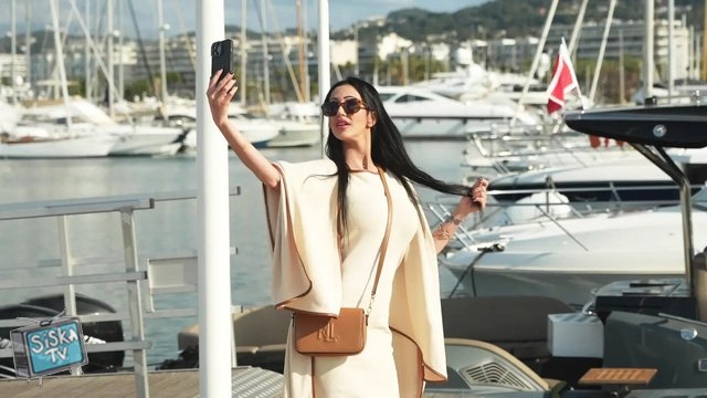 Laura - Laura, 34 years old, perfumery saleswoman in Paris and crazy about sex! - SwameStudio