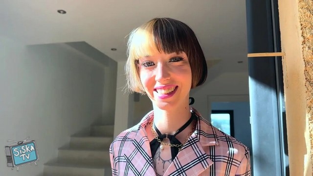 Oney - Oney, 23, welcomes us to her home in Toulouse to try... anal!