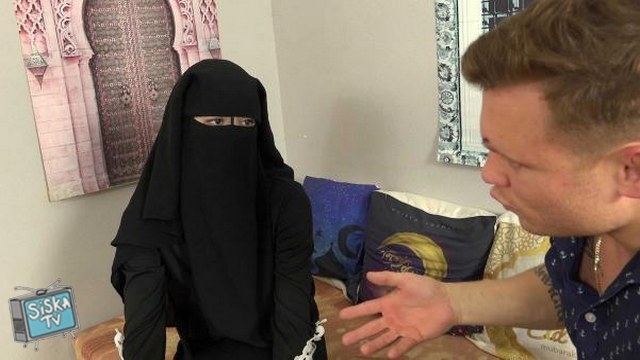 Valerie Moon - Niqab babe needs to learn Czech E243