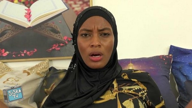 Samantha Cruuz - Sucking the hard dick instead of vacuuming the floor E266