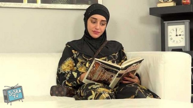 Aramix - Sweet woman in hijab tried on salesman