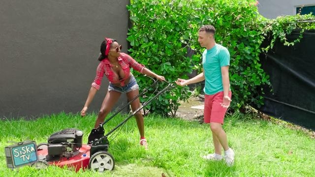 Naomi Foxxx - Helping Out My MILF Neighbor - MilfHunter