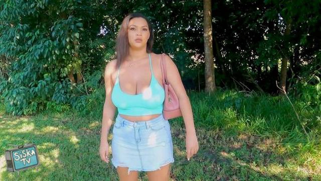 Ashlyn Peaks - Ashlyn Peaks Lets The Roadside Guy Titty Fuck Her In Exchange For A Tow - BangRoadsideXXX