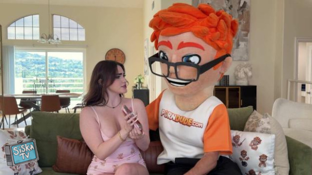 Lilibet Saunders - Lilibet Saunders Collects Porn Dude