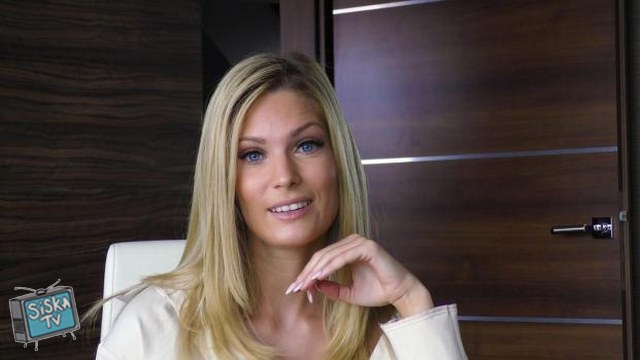 Candee Licious - Hot Blonde Candee Licious Toys Her Pussy For Amateur Photographer On The Beach